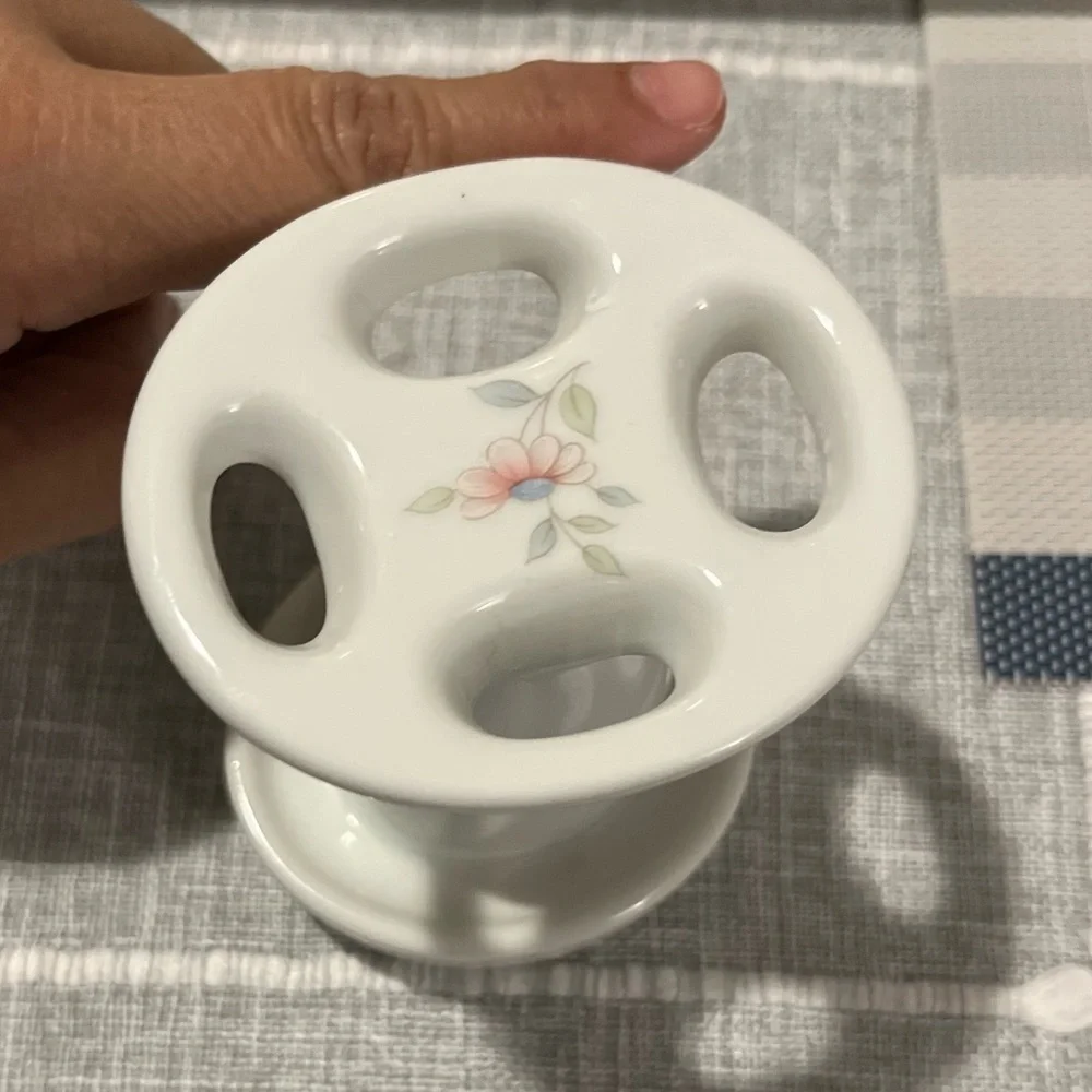 Porcelain Toothbrush Holder. Excellent used condition
